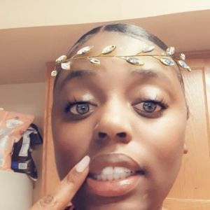 Meet your Posher, Larissa